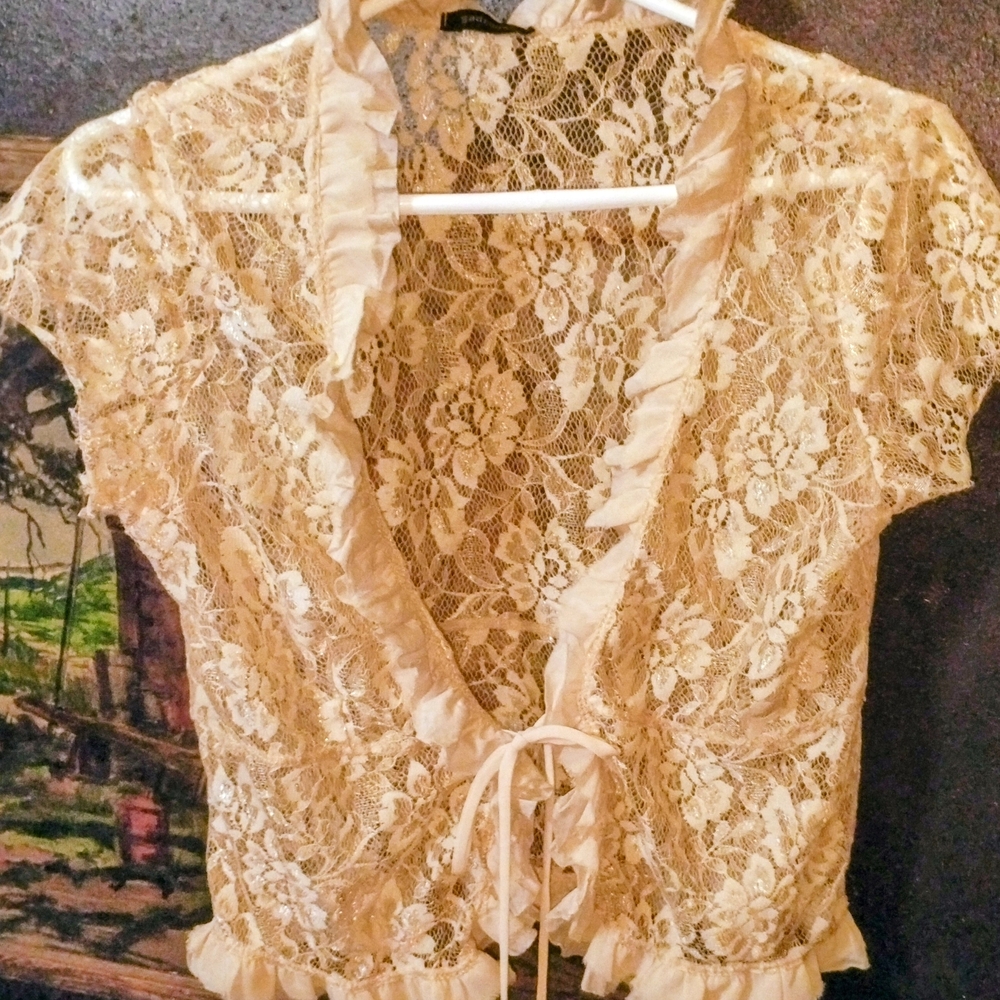 Gadzooks Ladies Lace Floral Cream Blouse With Ruffle Trim And Tie-front Design.S